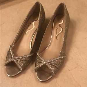 NWOT Nina gold peep toe wedge size 8